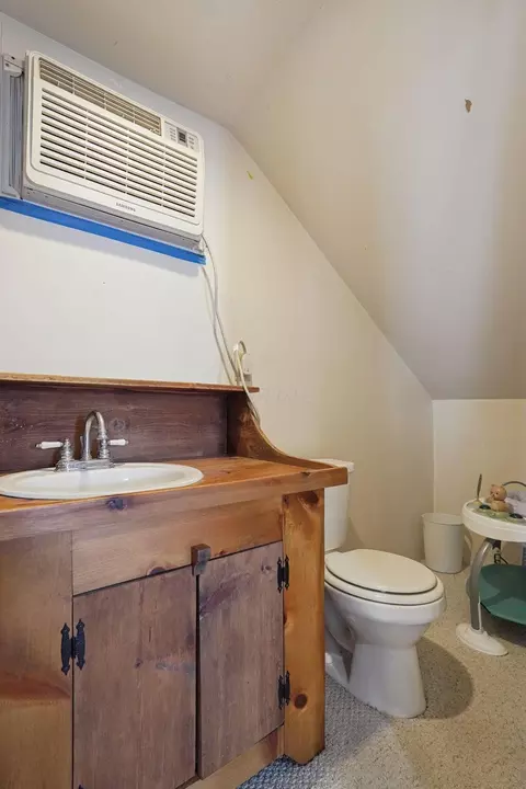 Bath - 412 S Washington St, Circleville, OH 43113 photo 2 of 2