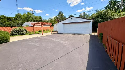 Exterior - 3321 Eakin Rd, Columbus, OH 43204 photo 3 of 6