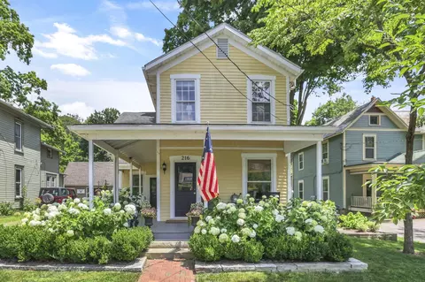 216 S Pearl St, Granville, OH 43023