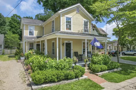 216 S Pearl St, Granville, OH 43023