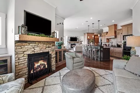 Living - 23018 Loop Rd, Senecaville, OH 43780 photo 4 of 5