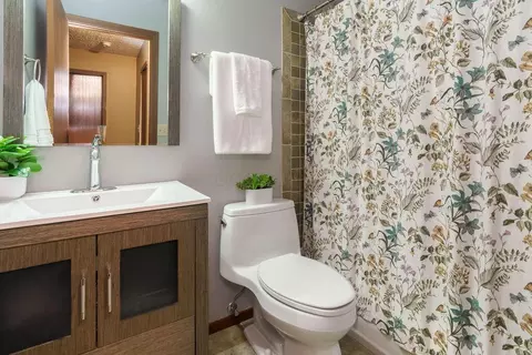 Bath - 1766 Redcloud Dr, Powell, OH 43065 photo 2 of 2