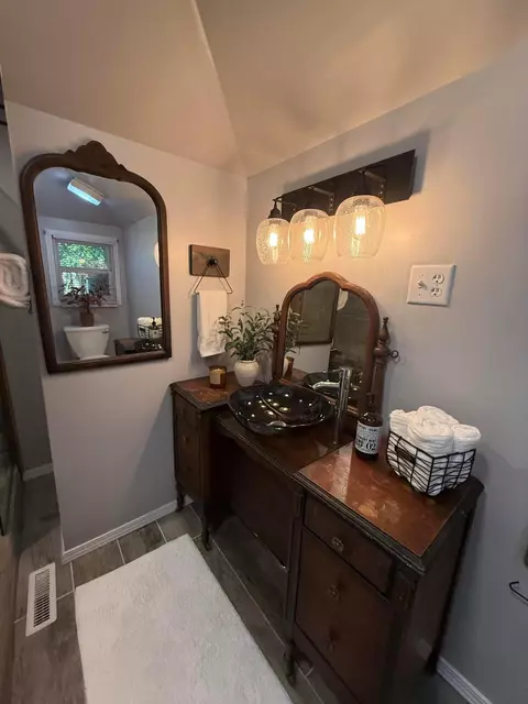 Bath - 207 E Mill St, Circleville, OH 43113 photo 5 of 13