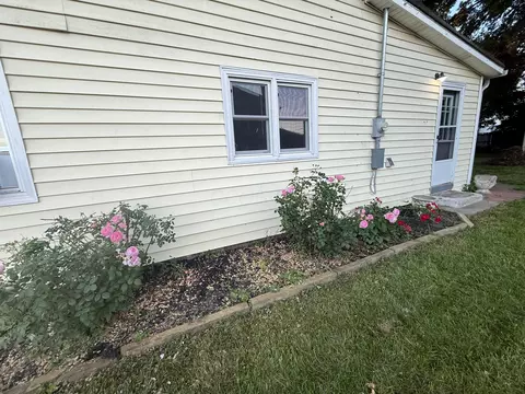 Exterior - 207 E Mill St, Circleville, OH 43113 photo 10 of 13