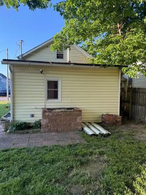 Exterior - 207 E Mill St, Circleville, OH 43113 photo 12 of 13