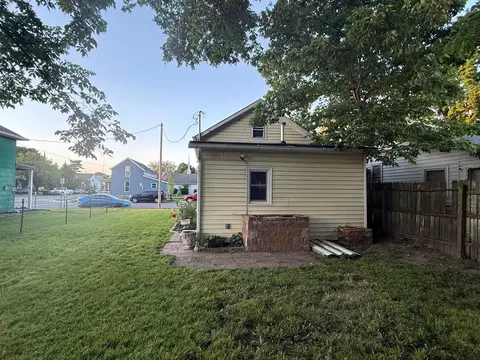 Exterior - 207 E Mill St, Circleville, OH 43113 photo 5 of 13