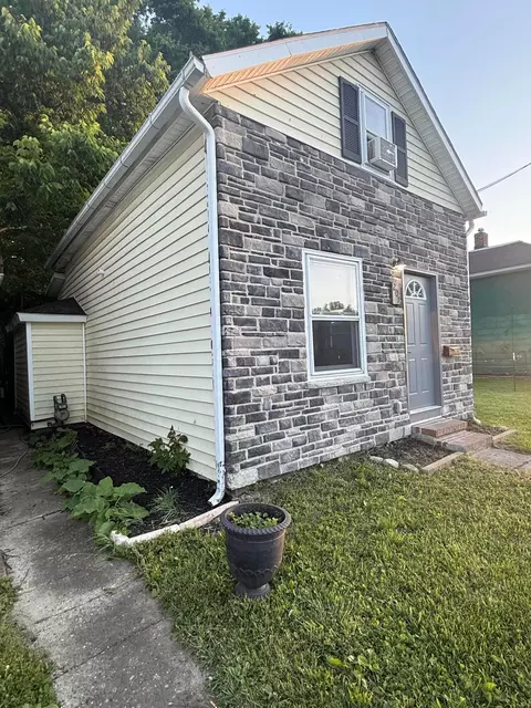 Exterior - 207 E Mill St, Circleville, OH 43113 photo 2 of 13