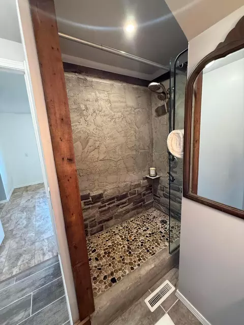 Bath - 207 E Mill St, Circleville, OH 43113 photo 8 of 13