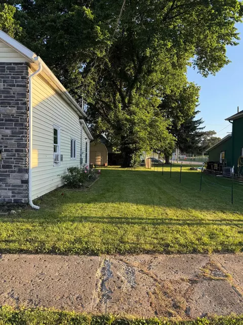 Exterior - 207 E Mill St, Circleville, OH 43113 photo 13 of 13