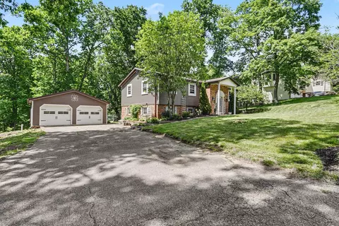 930 Ivy Dr, Zanesville, OH 43701