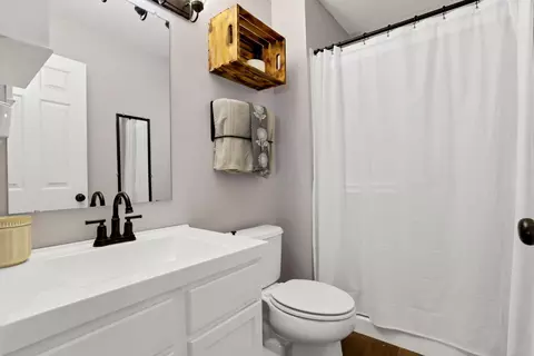 Bath - 1624 E Turkey Run Dr, Newark, OH 43055 photo 1 of 2