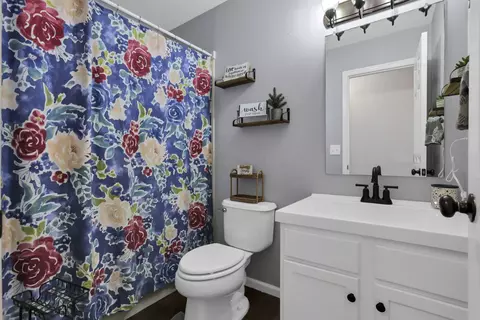 Bath - 1624 E Turkey Run Dr, Newark, OH 43055 photo 2 of 2