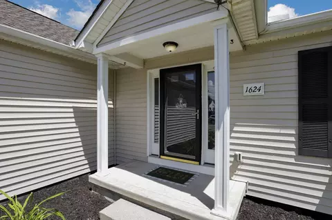 Exterior - 1624 E Turkey Run Dr, Newark, OH 43055 photo 2 of 6