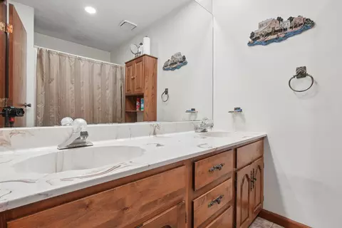 Bath - 17329 Zig Zag Dr, Circleville, OH 43113 photo 2 of 3