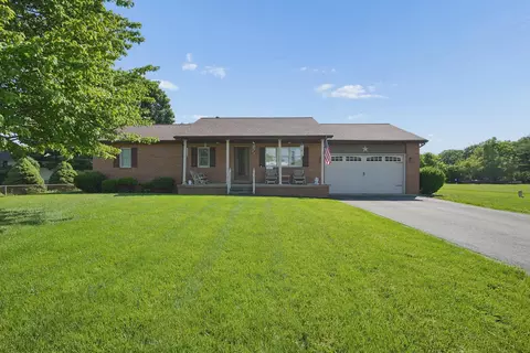 Exterior - 17329 Zig Zag Dr, Circleville, OH 43113 photo 2 of 7