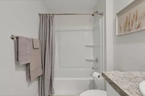 Bath - 515 Hemingway Ave, Lithopolis, OH 43136 photo 2 of 6