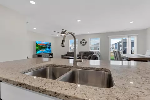Kitchen - 515 Hemingway Ave, Lithopolis, OH 43136 photo 6 of 6