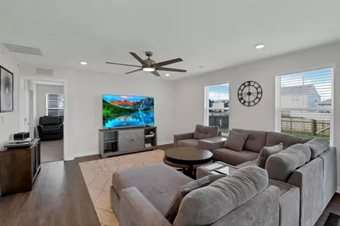 Living - 515 Hemingway Ave, Lithopolis, OH 43136 photo 1 of 2