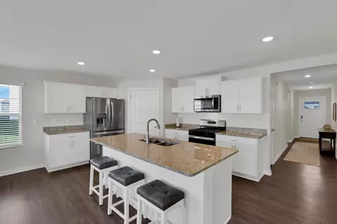 Kitchen - 515 Hemingway Ave, Lithopolis, OH 43136 photo 2 of 6