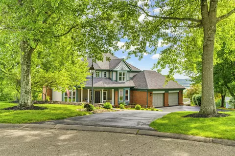 5 Medbery Dr, Coshocton, OH 43812