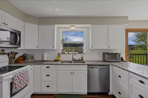 Kitchen - 5951 S Fork Rd, Heath, OH 43056 photo 4 of 5