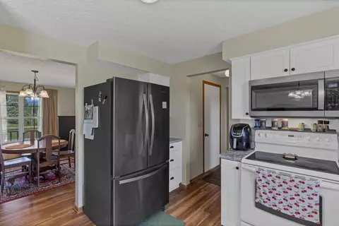 Kitchen - 5951 S Fork Rd, Heath, OH 43056 photo 3 of 5