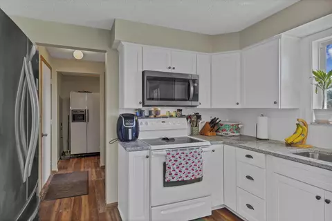 Kitchen - 5951 S Fork Rd, Heath, OH 43056 photo 5 of 5