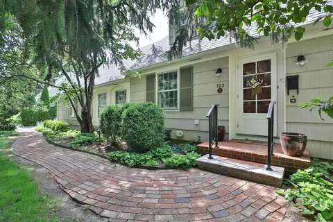 123 E New England Ave, Worthington, OH 43085