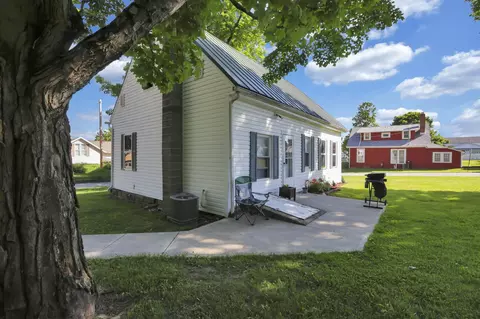 Exterior - 110 S Walnut St, Lithopolis, OH 43136 photo 5 of 9