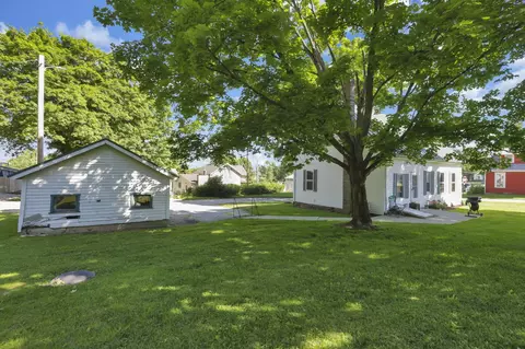 Exterior - 110 S Walnut St, Lithopolis, OH 43136 photo 4 of 9
