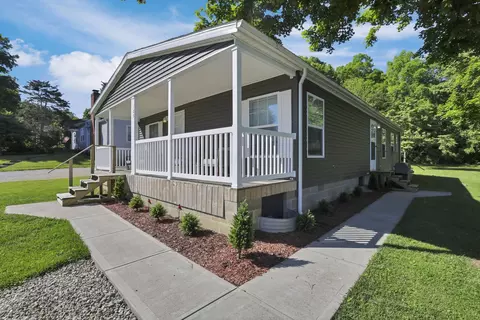 Exterior - 123 E South St, Lithopolis, OH 43136 photo 5 of 18