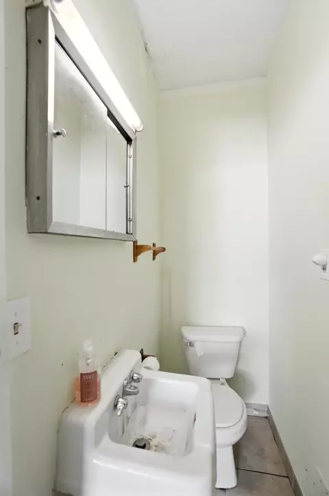 Bath - 2553 Derr Rd, Springfield, OH 45503 photo 3 of 5