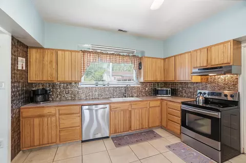 Kitchen - 2553 Derr Rd, Springfield, OH 45503 photo 2 of 6