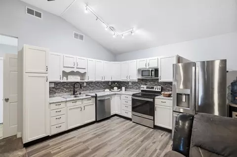 Kitchen - 2553 Derr Rd, Springfield, OH 45503 photo 5 of 6