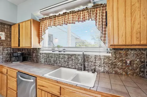 Kitchen - 2553 Derr Rd, Springfield, OH 45503 photo 4 of 6
