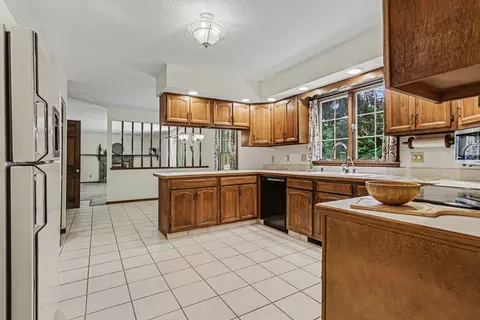 Kitchen - 844 Brookpark Rd, Marion, OH 43302 photo 2 of 5