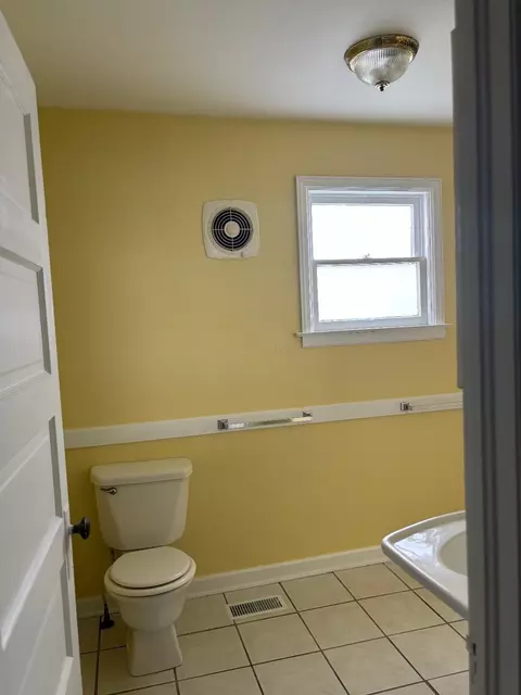 Bath - 138 W Mark St, Marion, OH 43302 photo 2 of 3