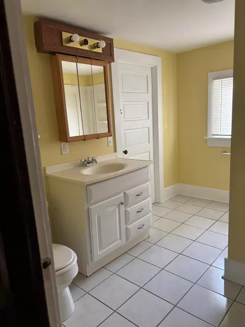Bath - 138 W Mark St, Marion, OH 43302 photo 3 of 3