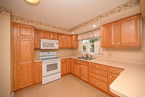 Kitchen - 237 Edgefield Blvd, Marion, OH 43302 photo 2 of 2