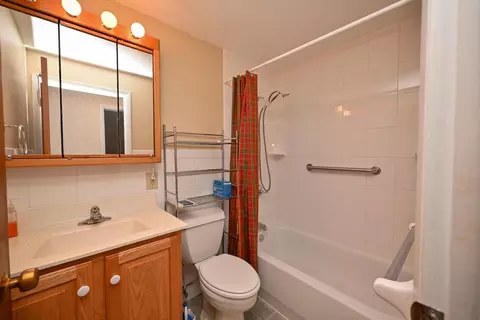 Bath - 237 Edgefield Blvd, Marion, OH 43302 photo 1 of 4