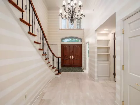 Entry Way - 6 Lyonsgate Rd, Bexley, OH 43209 photo 2 of 4