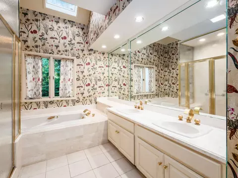 Bath - 6 Lyonsgate Rd, Bexley, OH 43209 photo 2 of 6