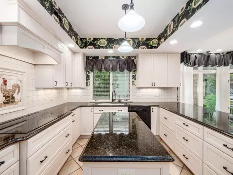 Kitchen - 6 Lyonsgate Rd, Bexley, OH 43209 photo 2 of 8