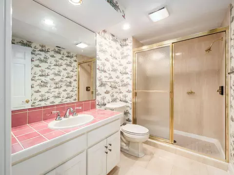 Bath - 6 Lyonsgate Rd, Bexley, OH 43209 photo 4 of 6