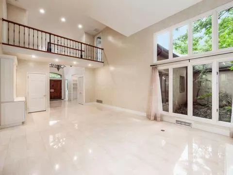Living - 6 Lyonsgate Rd, Bexley, OH 43209 photo 6 of 11