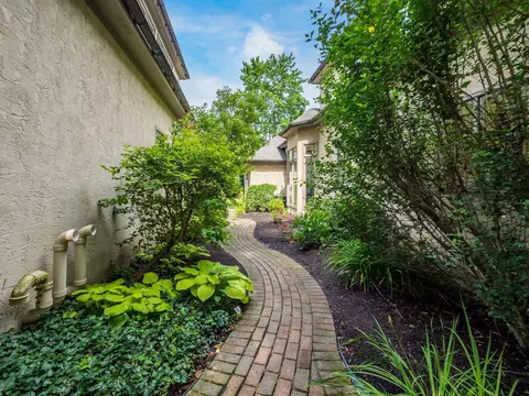 Exterior - 6 Lyonsgate Rd, Bexley, OH 43209 photo 7 of 19
