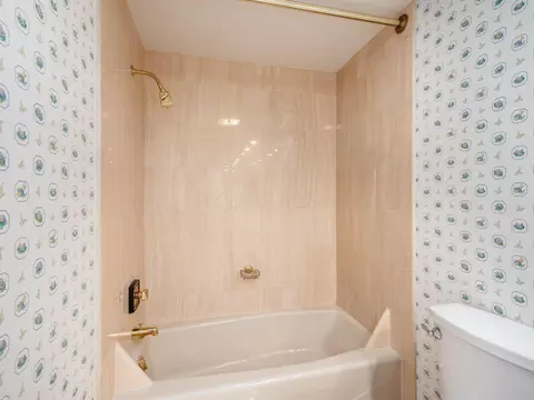 Bath - 6 Lyonsgate Rd, Bexley, OH 43209 photo 6 of 6