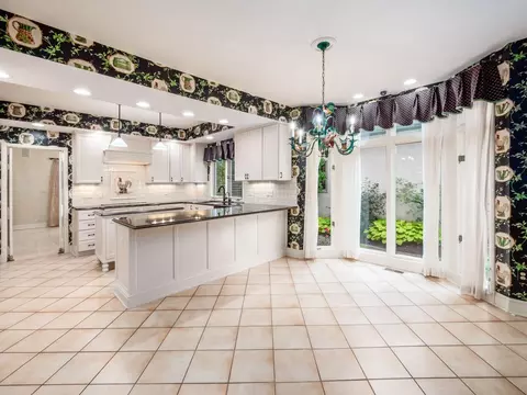 Kitchen - 6 Lyonsgate Rd, Bexley, OH 43209 photo 7 of 8