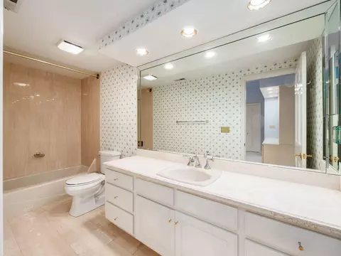 Bath - 6 Lyonsgate Rd, Bexley, OH 43209 photo 5 of 6