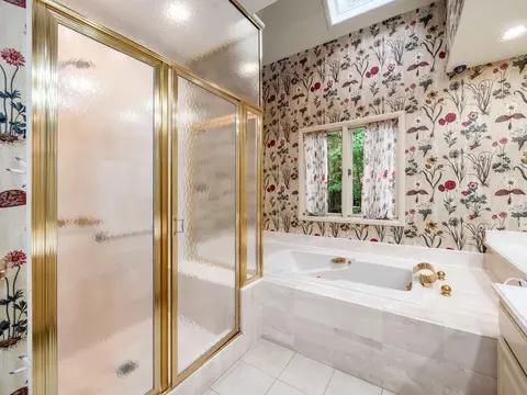 Bath - 6 Lyonsgate Rd, Bexley, OH 43209 photo 3 of 6